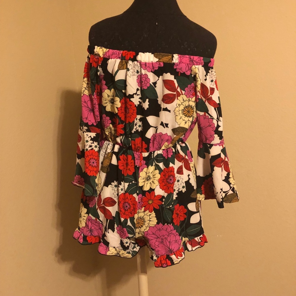 Off the shoulder floral romper ❤️